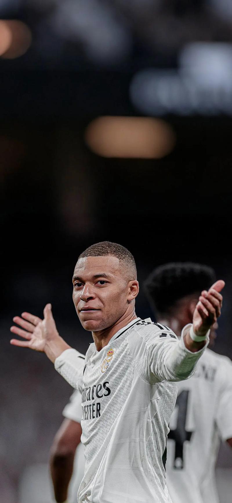 美媒：加兰升级为可以出战，朗佐·鲍尔将缺席比赛